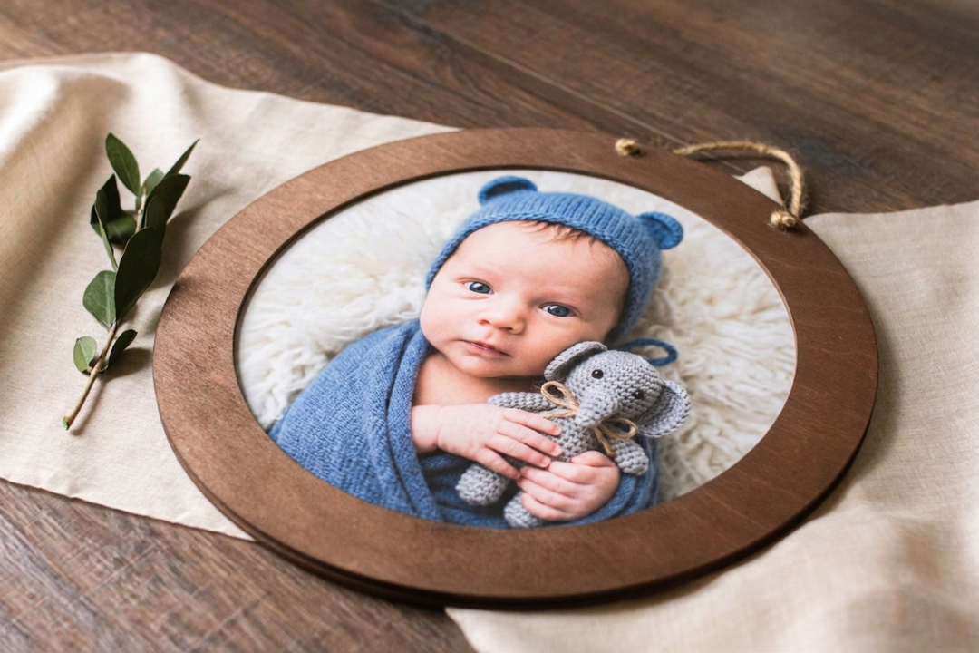 Preview: Runder Holzrahmen No.03 mit Fotodruck – Seitenansicht mit sichtbarer Holzmaserung